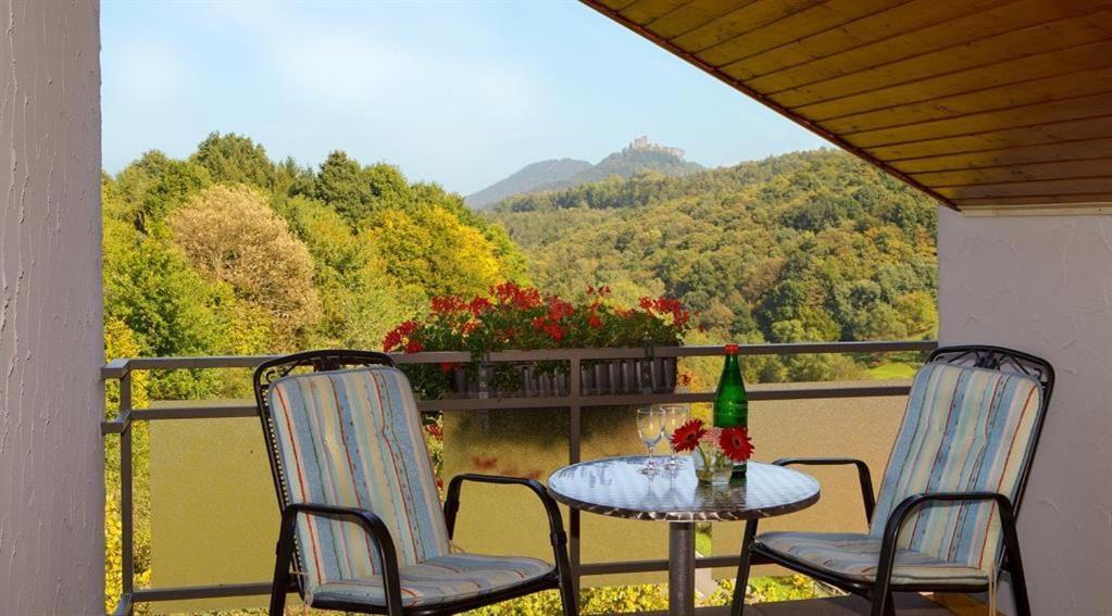 Gasthaus Trifelsblick Wernersberg Exteriör bild
